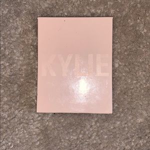 Kylie Cosmetics highlighter “cotton candy cream”